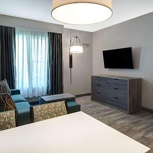 One-Bedroom Queen Suite